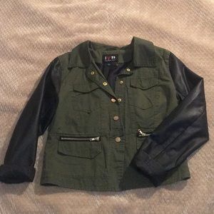 🌸 Boy meets girl green and black jacket 🌸